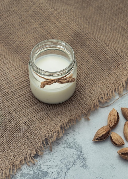 Foto latte biologico di mandorla giornata mondiale del vegetariano alimenti alternativi latticini senza lattosio