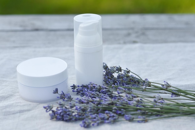 Photo organic lavender flowers moisturizer cream on flaxen background the concept of beauty and wellness skincare and body