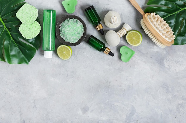 Органические лимонные спа-продукты для массажа и ухода за кожей, вид сверху на сером бетонном фоне