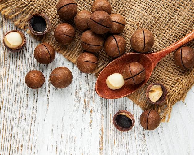 Noci di macadamia organiche su una tavola di legno