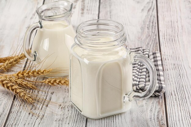 Фото Органическое молоко в стакане