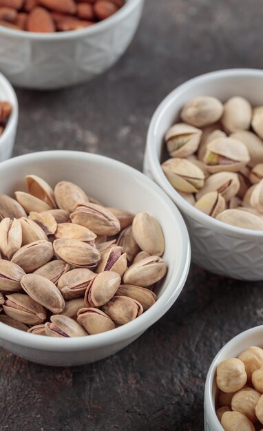 Pistacchi biologici su fondo scuro