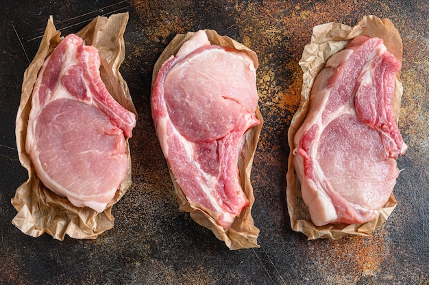 Vista superiore della bistecca di braciola di maiale biologica