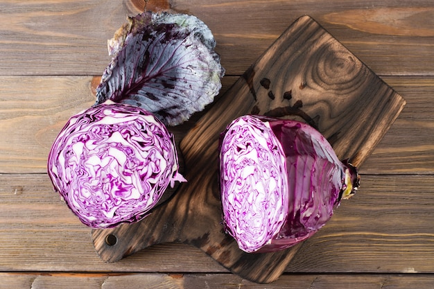 Photo organic red cabbage on a cutting board