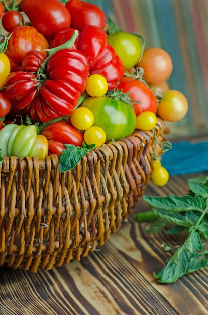 Photo organic red tomatoes in wooden basket