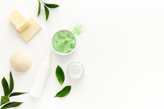 Cosmetici biologici per spa con olio di melaleuca e sale marino