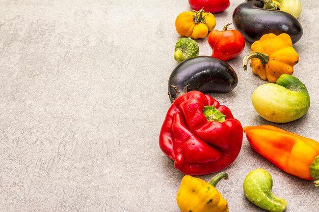 Foto verdure biologiche. assortimento di peperoni freschi, melanzane, cetrioli, pomodori, zucca