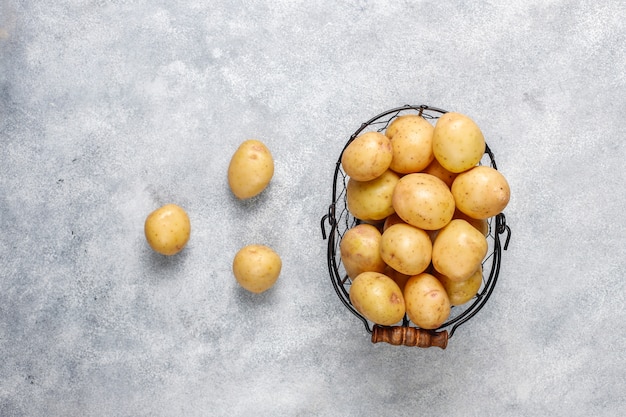 Foto patate novelle bianche biologiche, vista dall'alto