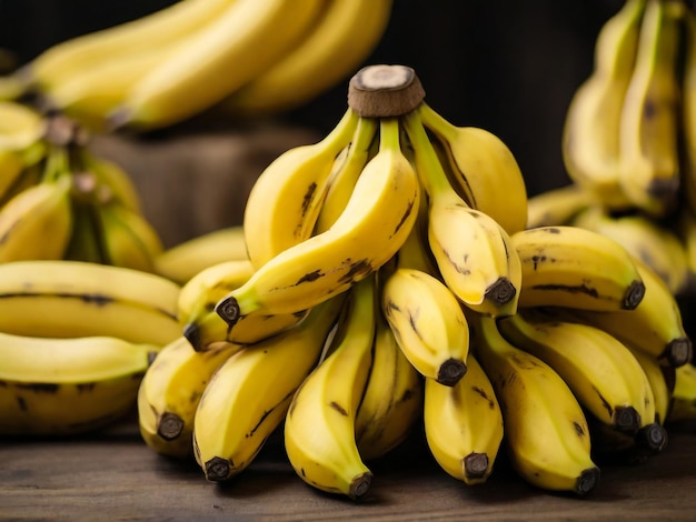 オーガニックの黄色いバナナ 熟し豊富に 新鮮さと栄養をフルフレームで捉える