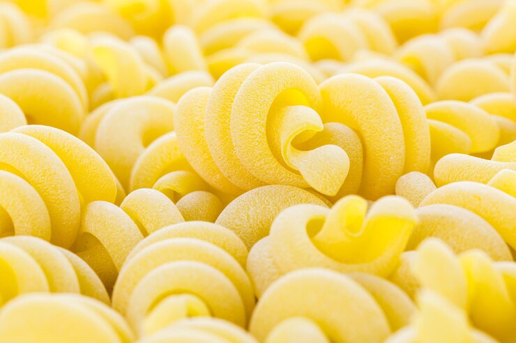 Photo 白地にオーガニックイエローのイタリアントロトルパスタ。
