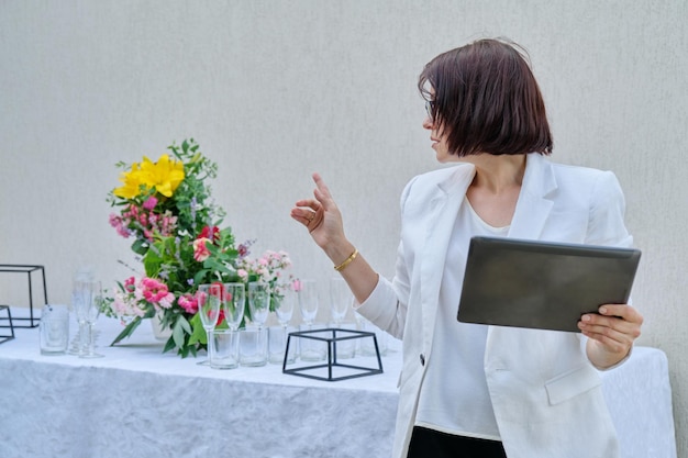 Organisatie van feesten ceremonies professionele vrouw organisator met digitale tablet