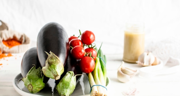 Organische aubergines, tomaten en lente-uitjes