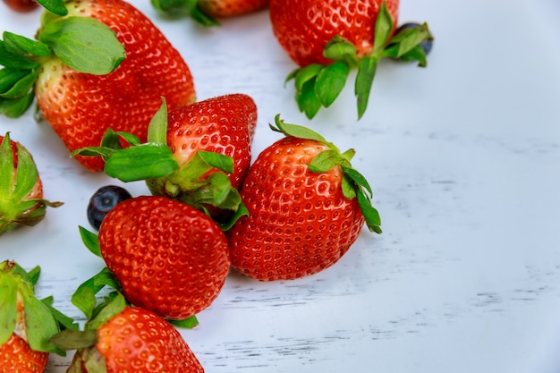 Organische bessenaardbeien op houten achtergrond