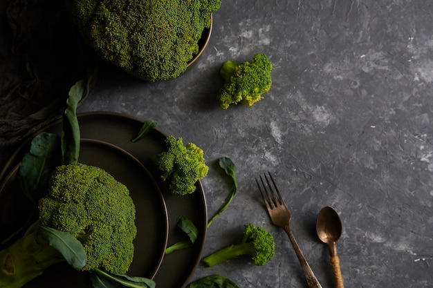 Organische Broccoli op een plaat