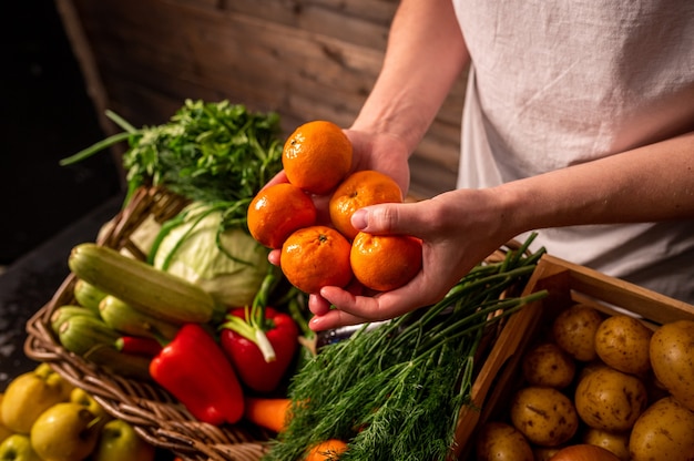 Organische groenten. Boerenhanden met vers geplukte appels. Verse biologische appels. Groenten- en fruitmarkt