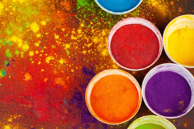 Organische poederkleuren in kom voor Holi-festival