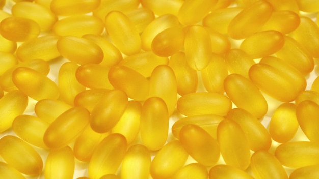 Organische supplementen vitaminen gele capsules Omega 3 of D-3 pillen, macro-opname. Voedingssupplement, close-up