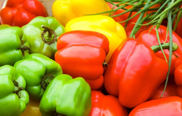 Organische zoete paprika's - rood, geel en groen. Paprika