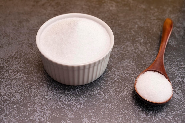 Organische zoetstof erythritol geproduceerd door fermentatie van maïs genaamd dextrose in een keramische schaal