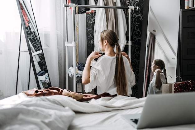 Organiseer kast opruimingsgarderobe jonge vrouw die garderobe opruimt en kleding kiest in