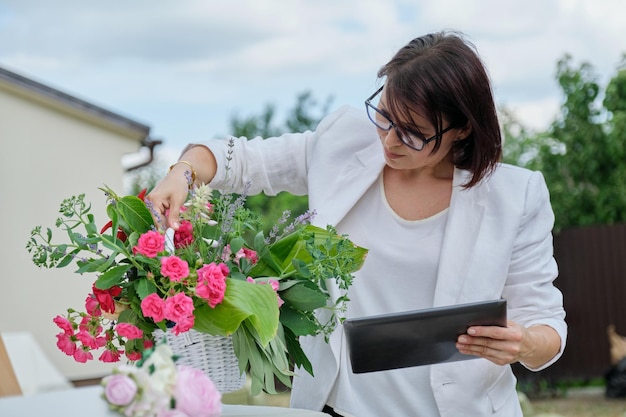 Organization of weddings parties event decoration Female with flower arrangement