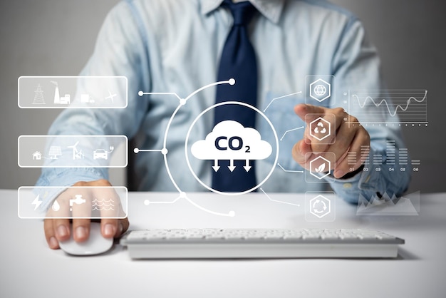 Организации или компании разрабатывают виртуальный экран для бизнеса по углеродным кредитам. Сокращают выбросы CO2. Концепция устойчивого развития бизнеса.