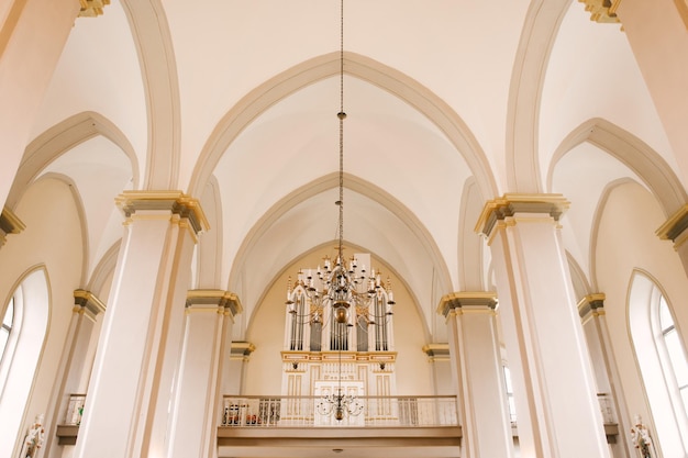 Orgel en gouden kroonluchter in Boroko Church Grodno Wit-Rusland 2023