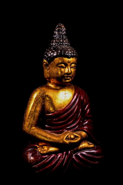 黒の背景に分離された東洋の仏教像