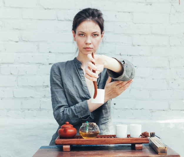 Photo oriental master of tea ceremony