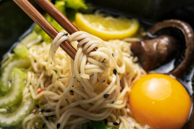 Photo oriental noodle soup in a traditional bowl