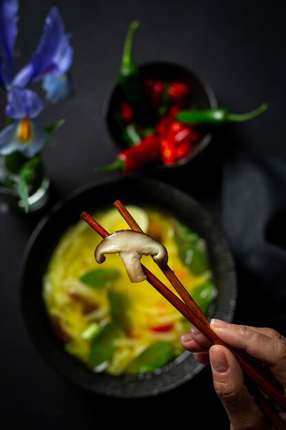 Foto zuppa di noodles orientali in un ristorante