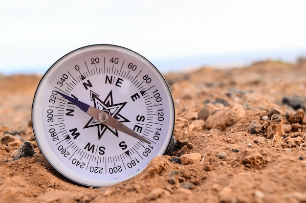 Oriëntatieconcept Metalen Kompas op een Rots in de Woestijn