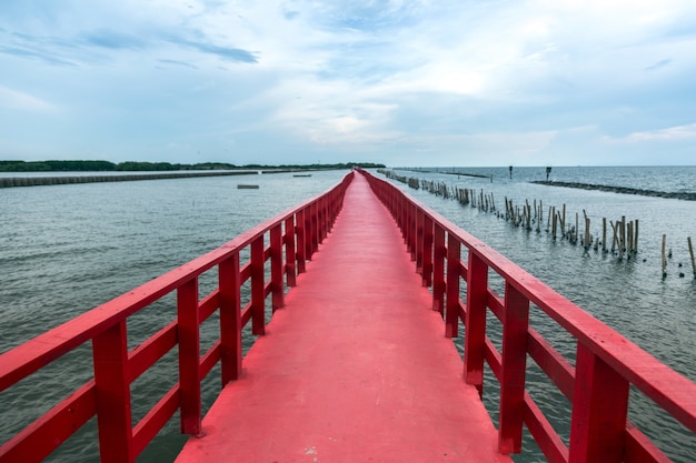 Oriëntatiepuntarchitectuur in reizen op rode brug aan oceanside
