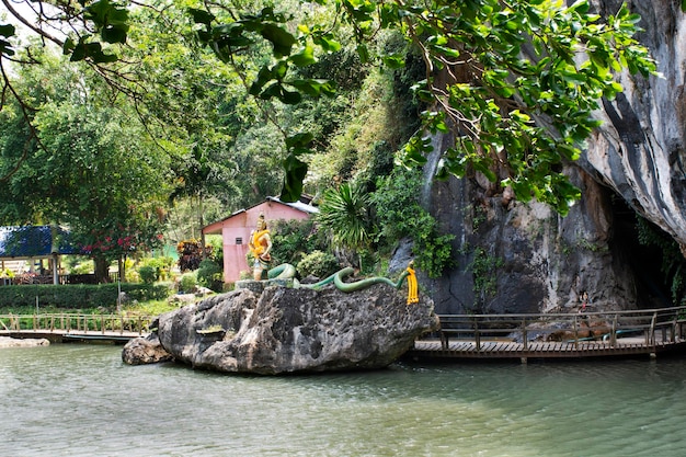 Oriëntatiepunten natuur plaats tham nam yen in Khao Chaison hete lente en koude stroom watervijvers en godheidsstandbeeld voor Thaise mensen en buitenlandse reizigers reis reizen bezoek in grot in Phatthalung Thailand