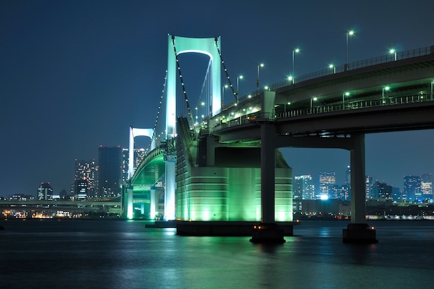 Oriëntatiepunten Tokio, Tokyo Regenboogbrug over baaiwateren met schilderachtige nachtverlichting