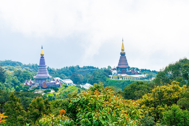 Oriëntatiepuntpagode in het nationale park van doi Inthanon met bewolkte hemel in Chiang Mai, Thailand.