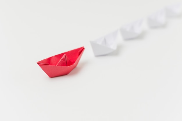 Barche di origami che rappresentano il concetto di leadership