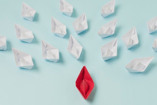 Foto barche di origami che rappresentano il concetto di leadership