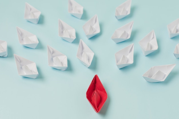 Barche di origami che rappresentano il concetto di leadership