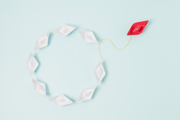 Barche di origami che rappresentano il concetto di leadership