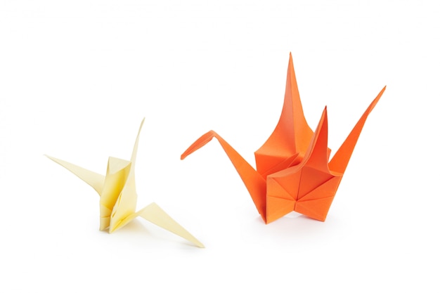 Gru di origami su sfondo bianco