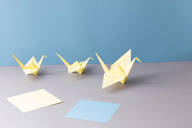 折り紙と鶴と紙