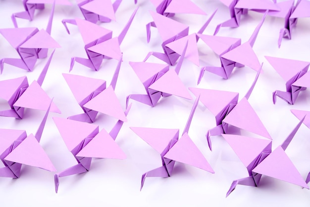 Журавли оригами на белом фоне