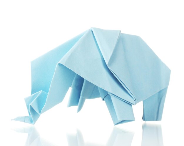 Слон оригами из синей бумаги, изолированной на белом