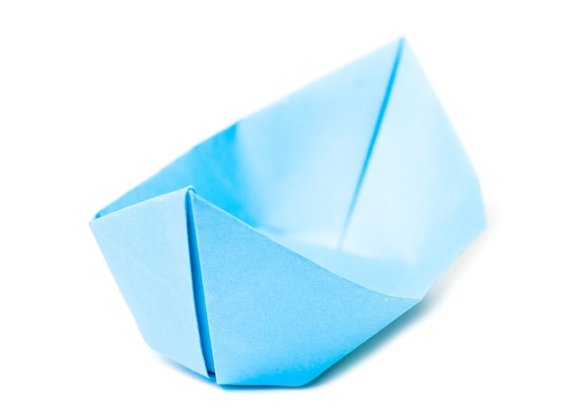 Origami figuur van blauwe boot (geïsoleerd op wit)