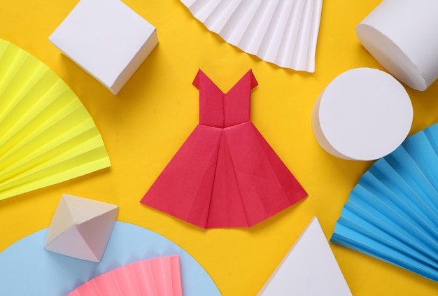 Origami jurk op gele abstracte achtergrond met geometrische vormen Minimalisme Concept art Creatieve lay-out