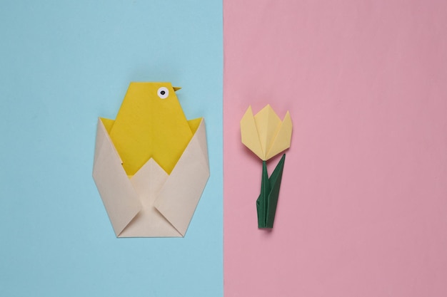 Origami kip en tulp op blauw roze achtergrond Lente Pasen concept