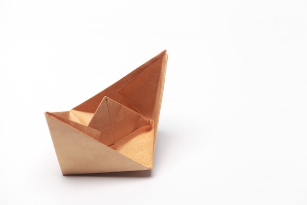 Barca di carta di origami isolata su fondo bianco