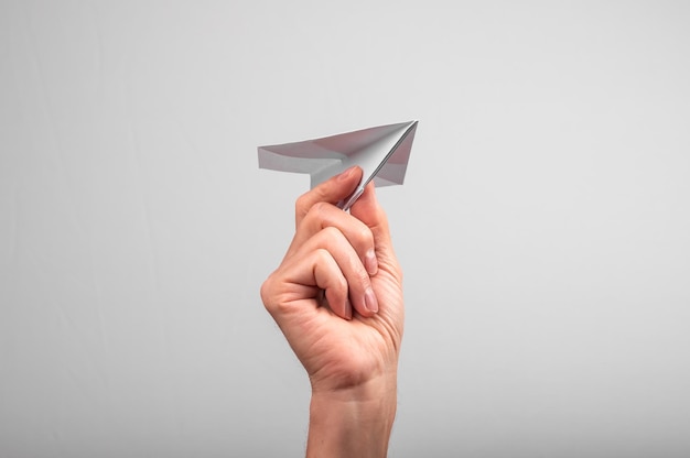 Origami papieren vliegtuigje in de hand Bericht verzenden voor het starten van een projectconcept voor het opstarten van een bedrijf
