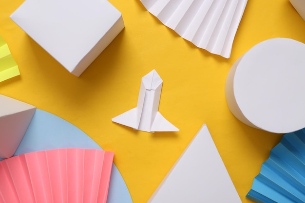 Origami raket op gele abstracte achtergrond met geometrische vormen Minimalisme Concept art Creatieve lay-out